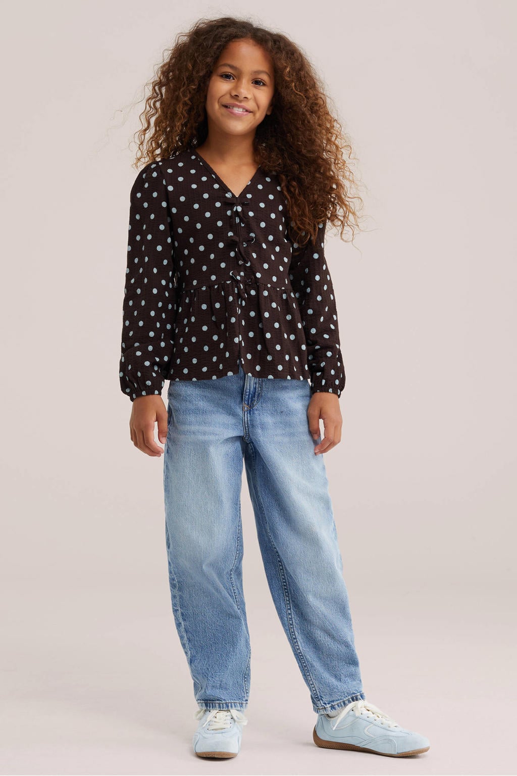 Bruin en blauwe meisjes WE Fashion van katoen met effen, lange mouwen, V-hals en striksluiting