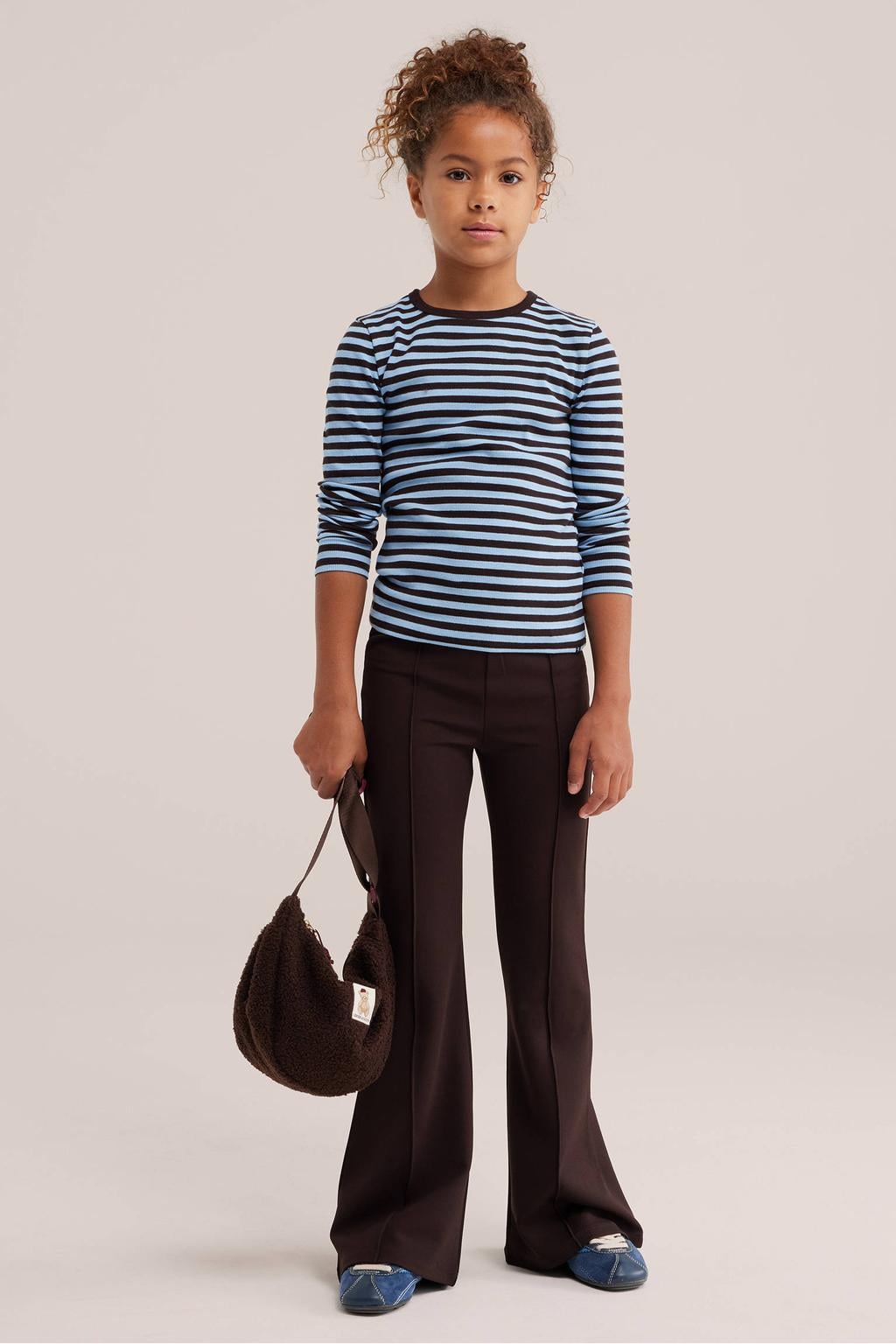 Blauw en bruine meisjes WE Fashion rechtvallende gestreepte longsleeve van stretchkatoen met lange mouwen en ronde hals