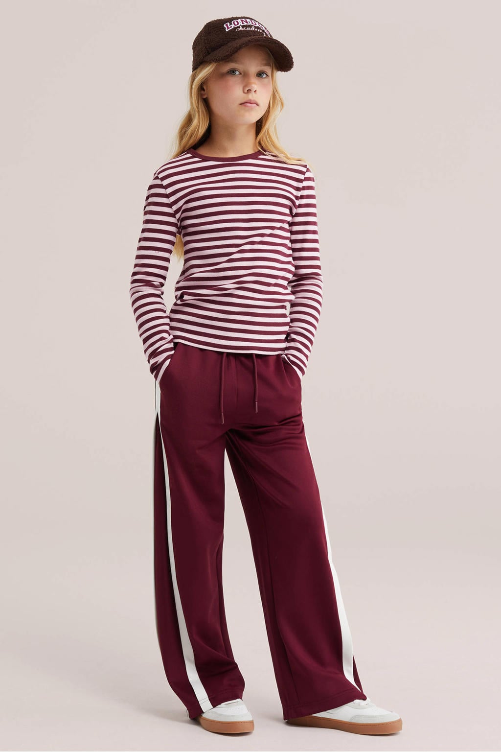 Donkerrood en witte meisjes WE Fashion loose fit joggingbroek van polyester met elastische tailleband met koord en meerkleurige print