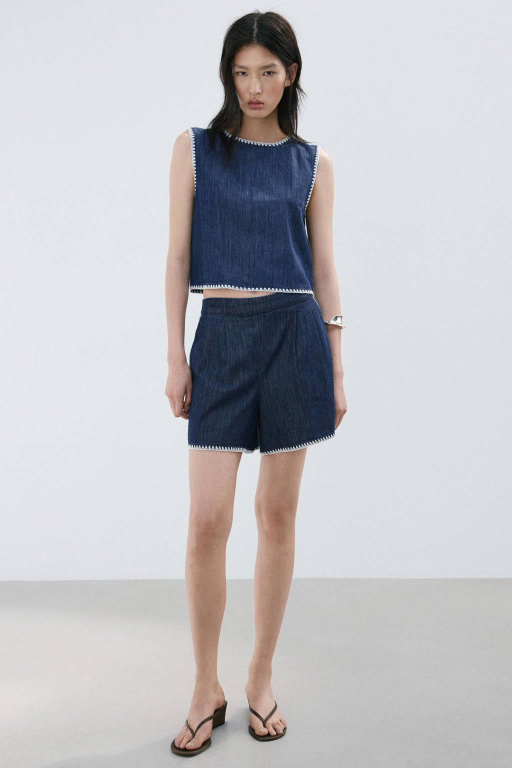 Dark blue denim dames Mango top dark blue met effen, ronde hals en borduursels