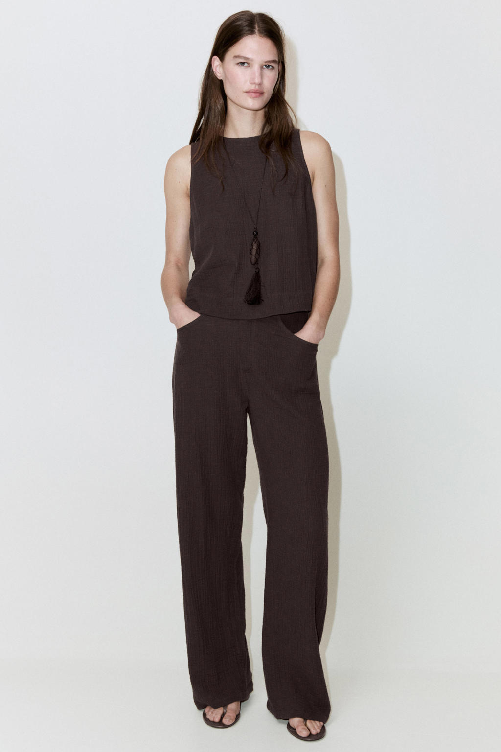Bruine dames Mango barrel regular waist broek van katoen met rits- en knoopsluiting en effen