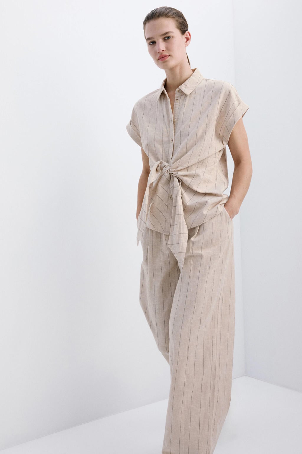 Beige dames Mango straight regular waist broek van linnen met rits- en haaksluiting en krijtstreepprint