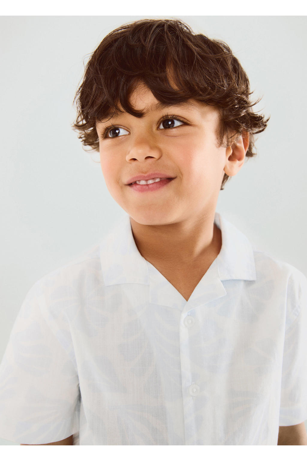 Lichtblauw en witte jongens Mango Kids casual overhemd van katoen met bladprint, korte mouwen, klassieke kraag en knoopsluiting