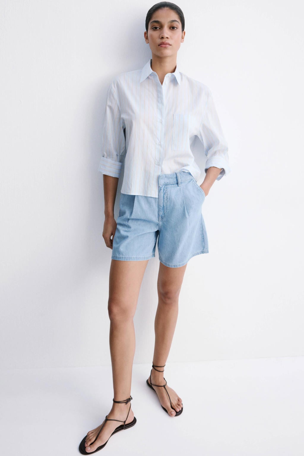 Medium blue denim dames Mango straight regular waist bermuda short van katoen met rits, haak- en knoopsluiting en effen