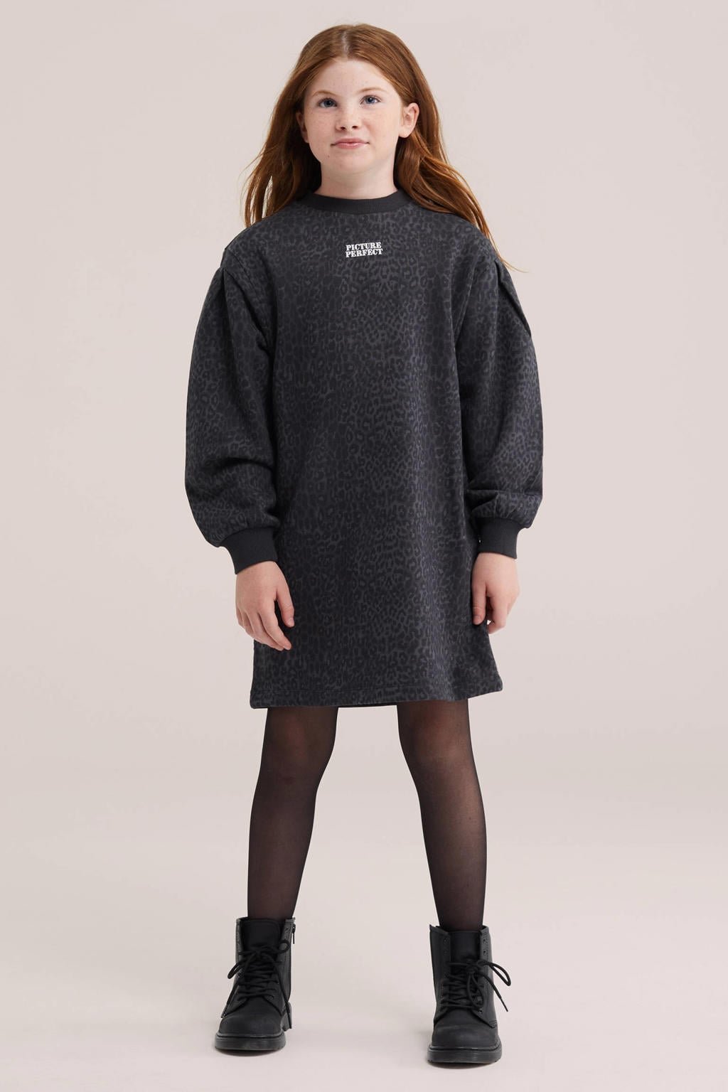 Zwart en grijze meisjes WE Fashion midi sweatjurk met panterprint, lange mouwen, ronde hals en geribde boorden