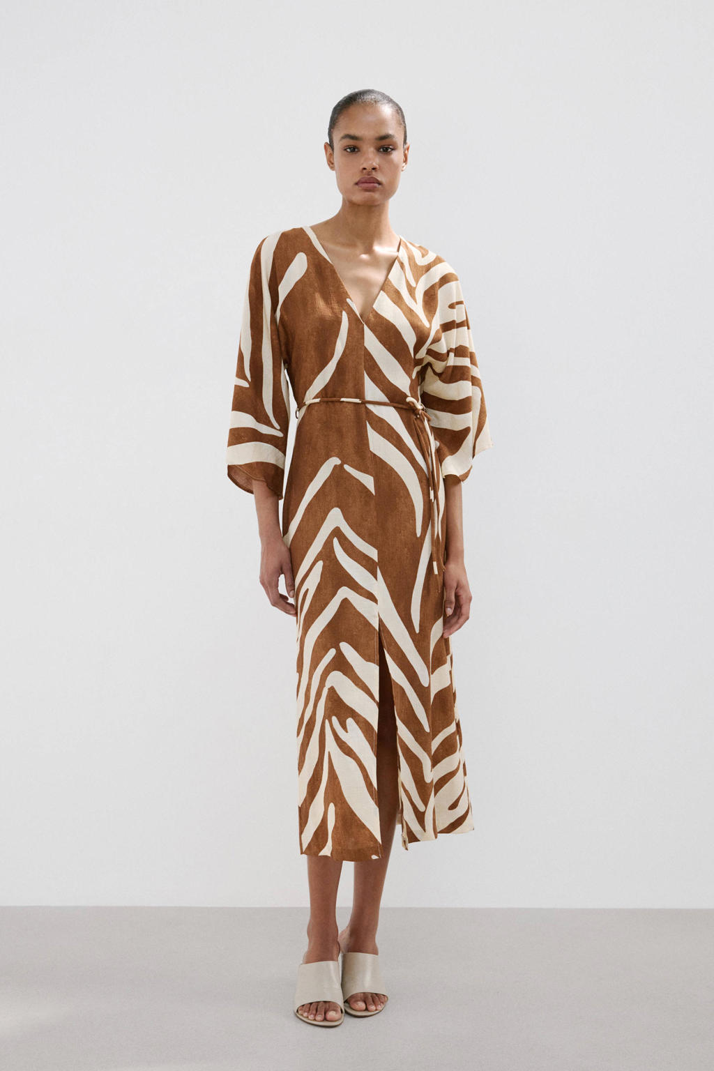 Bruin en ecru dames Mango blousejurk van viscose met driekwart mouwen, V-hals, ritssluiting en ceintuur