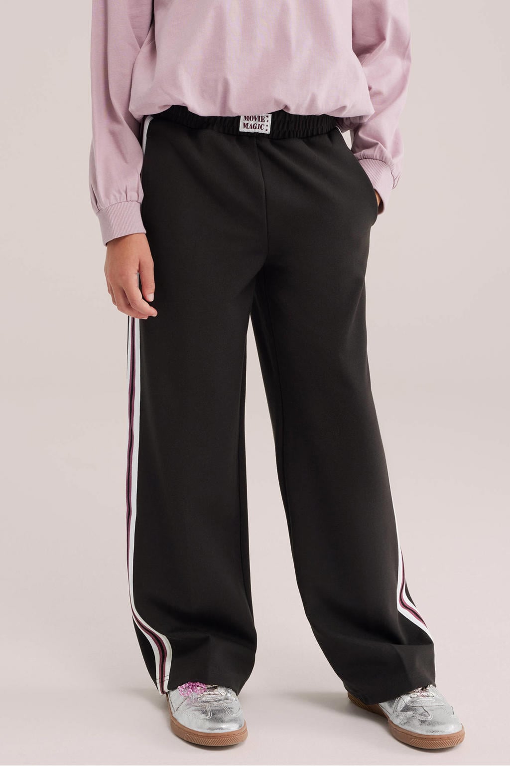 Bruine meisjes WE Fashion loose fit gestreepte joggingbroek van nylon met elastische tailleband