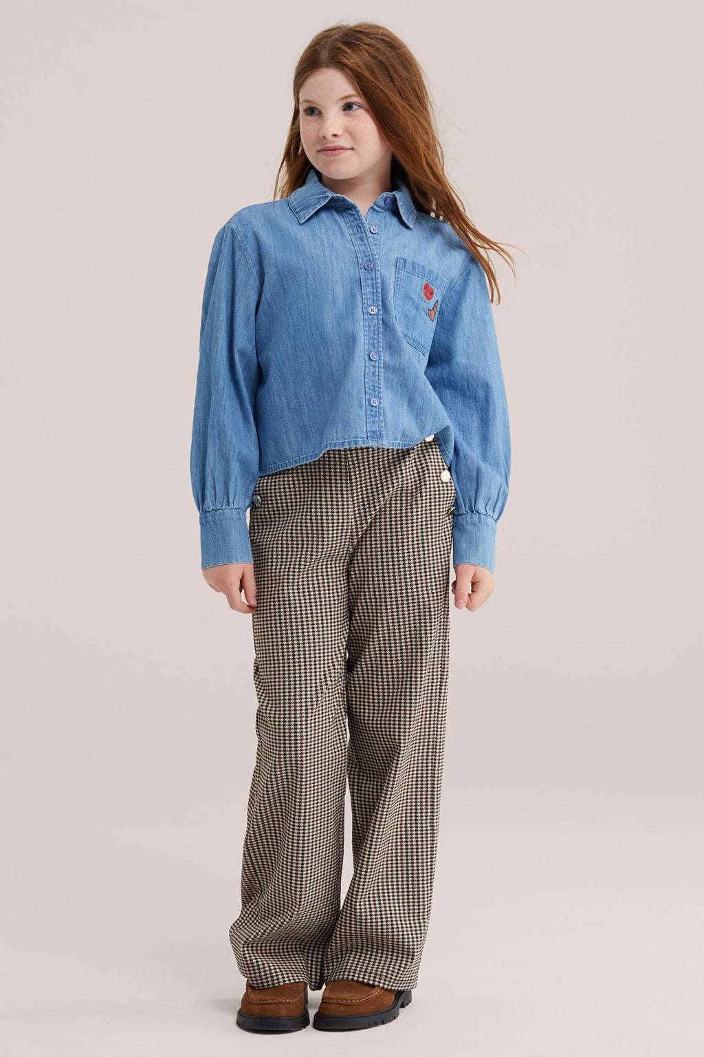 Bruine meisjes WE Fashion loose fit casual geruite broek van viscose met elastische tailleband