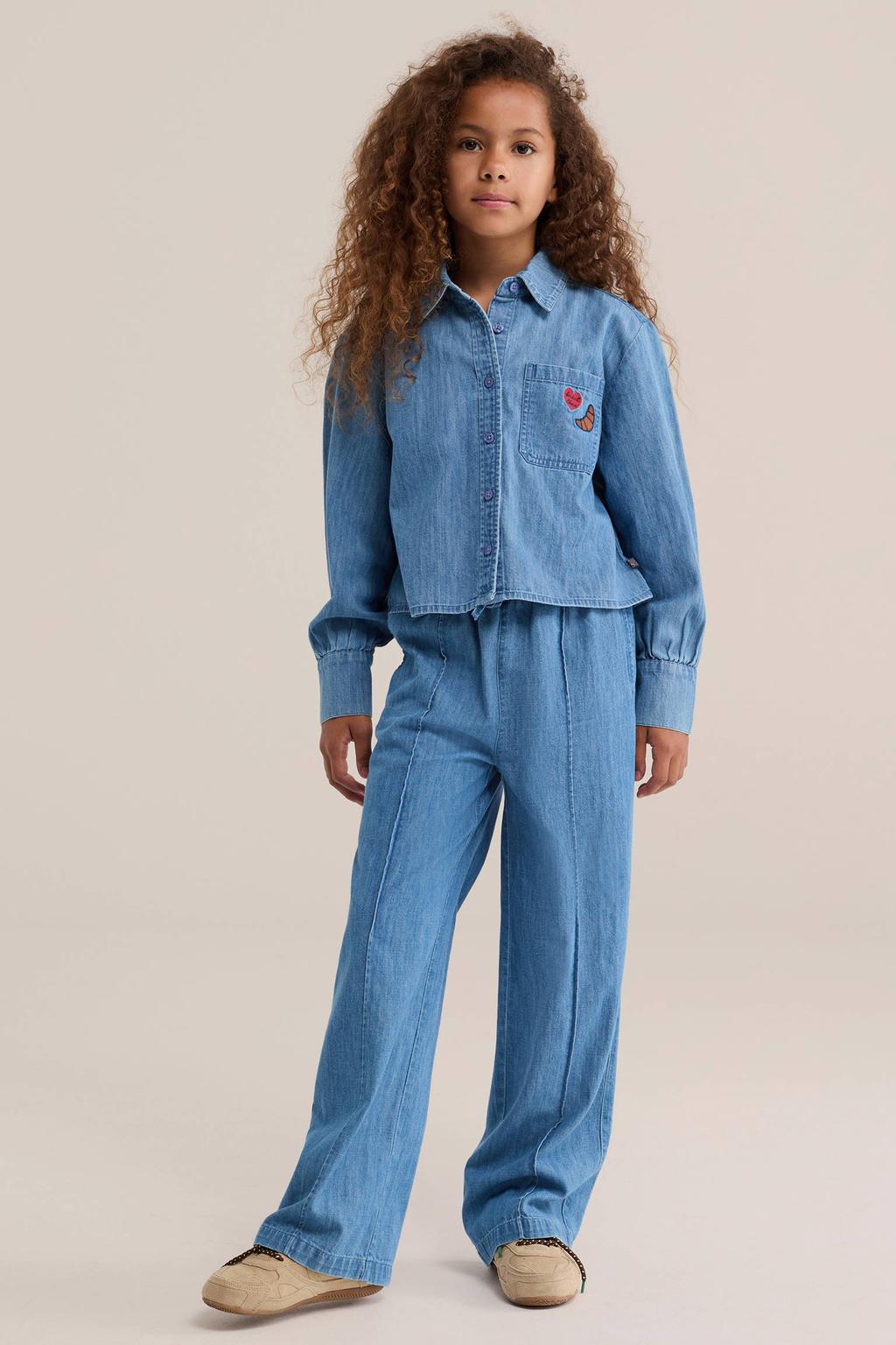 Medium blue denim meisjes WE Fashion Blue Ridge blouse middelblauw van denim met effen, lange mouwen, klassieke kraag, knoopsluiting en borduursels