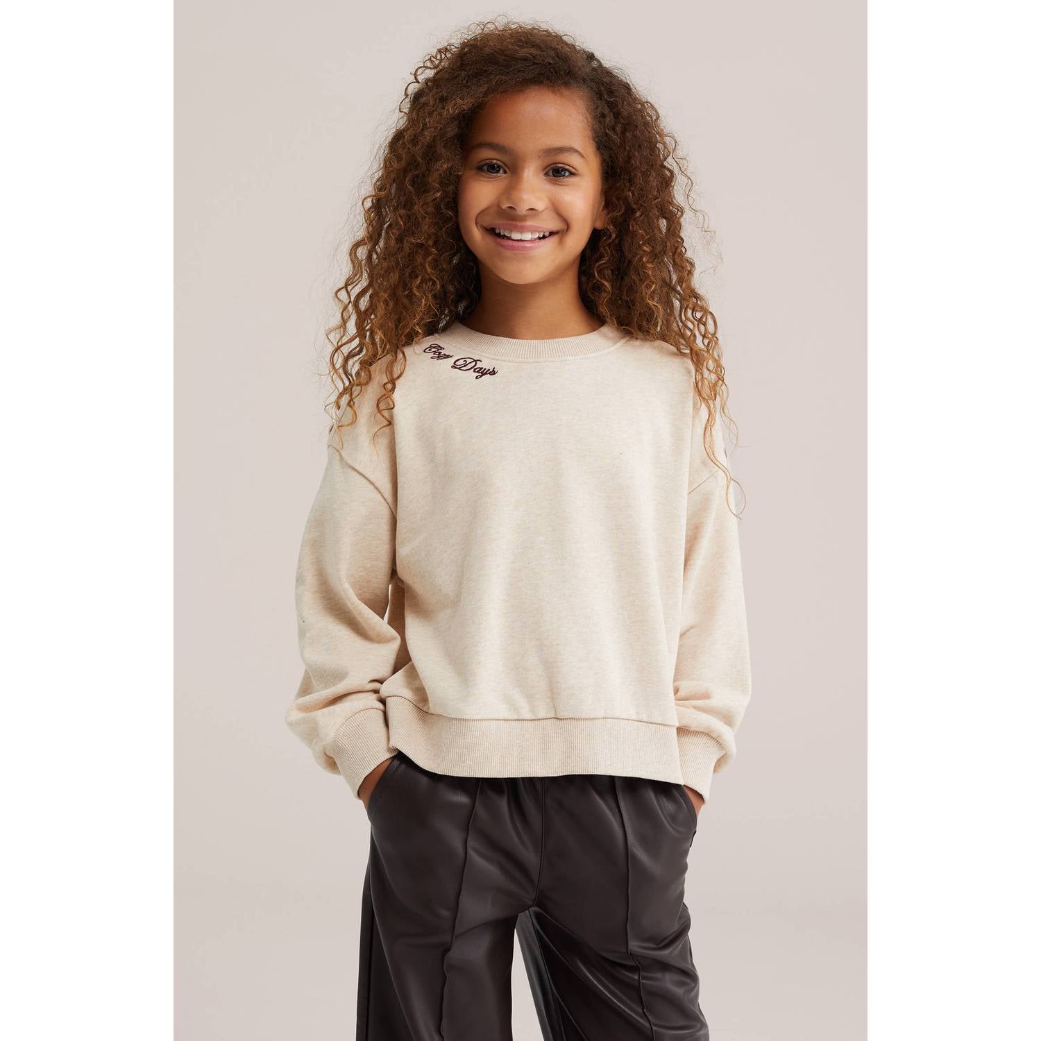 WE Fashion sweater met split en tekst beige