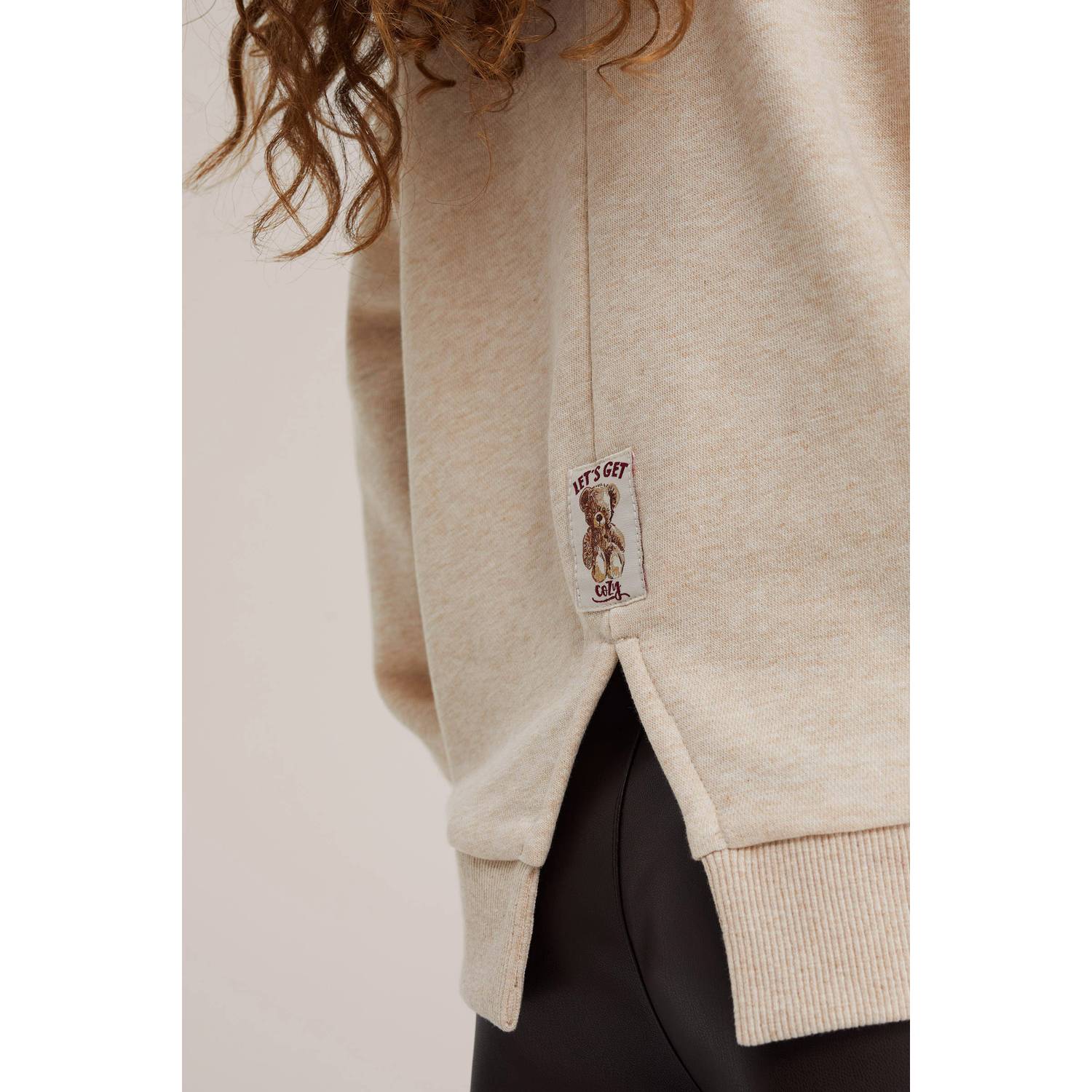 WE Fashion sweater met split en tekst beige