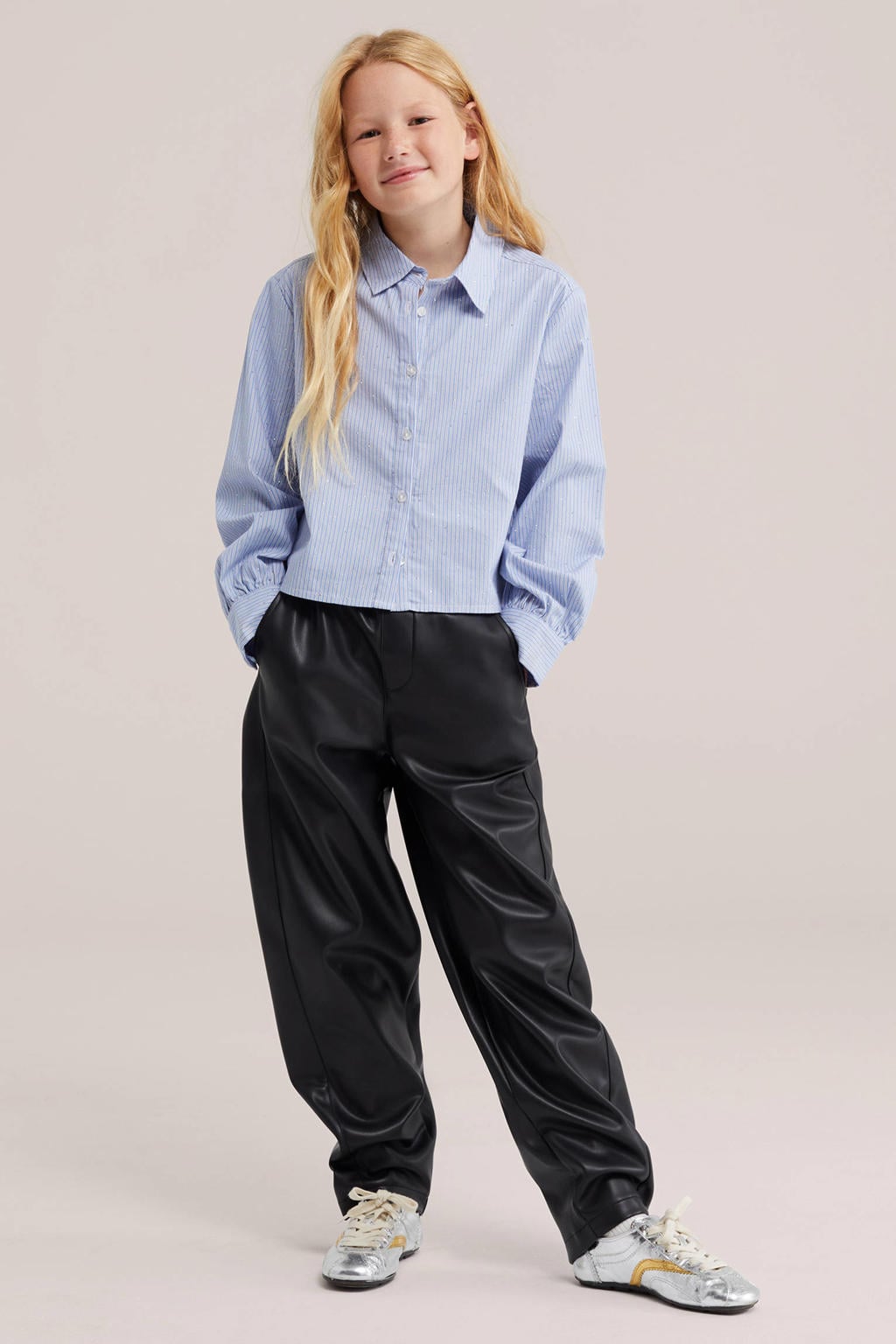 Zwarte meisjes WE Fashion imitatieleren loose fit barrel coated broek met elastische tailleband
