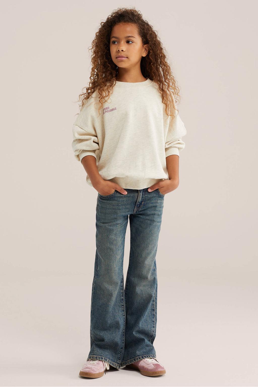 Medium blue denim meisjes WE Fashion Blue Ridge flared jeans mediumblauw van denim met regular waist, rits- en knoopsluiting en effen