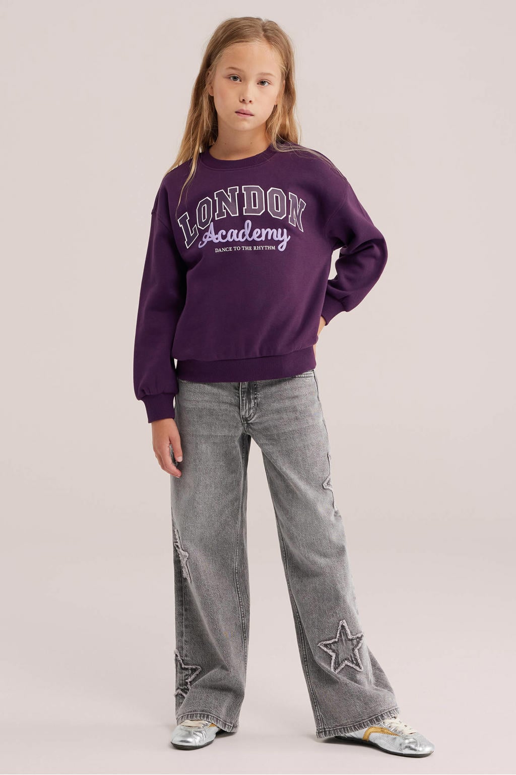 Paarse meisjes WE Fashion sweater van bci katoen met tekst print, lange mouwen, ronde hals en geribde boorden