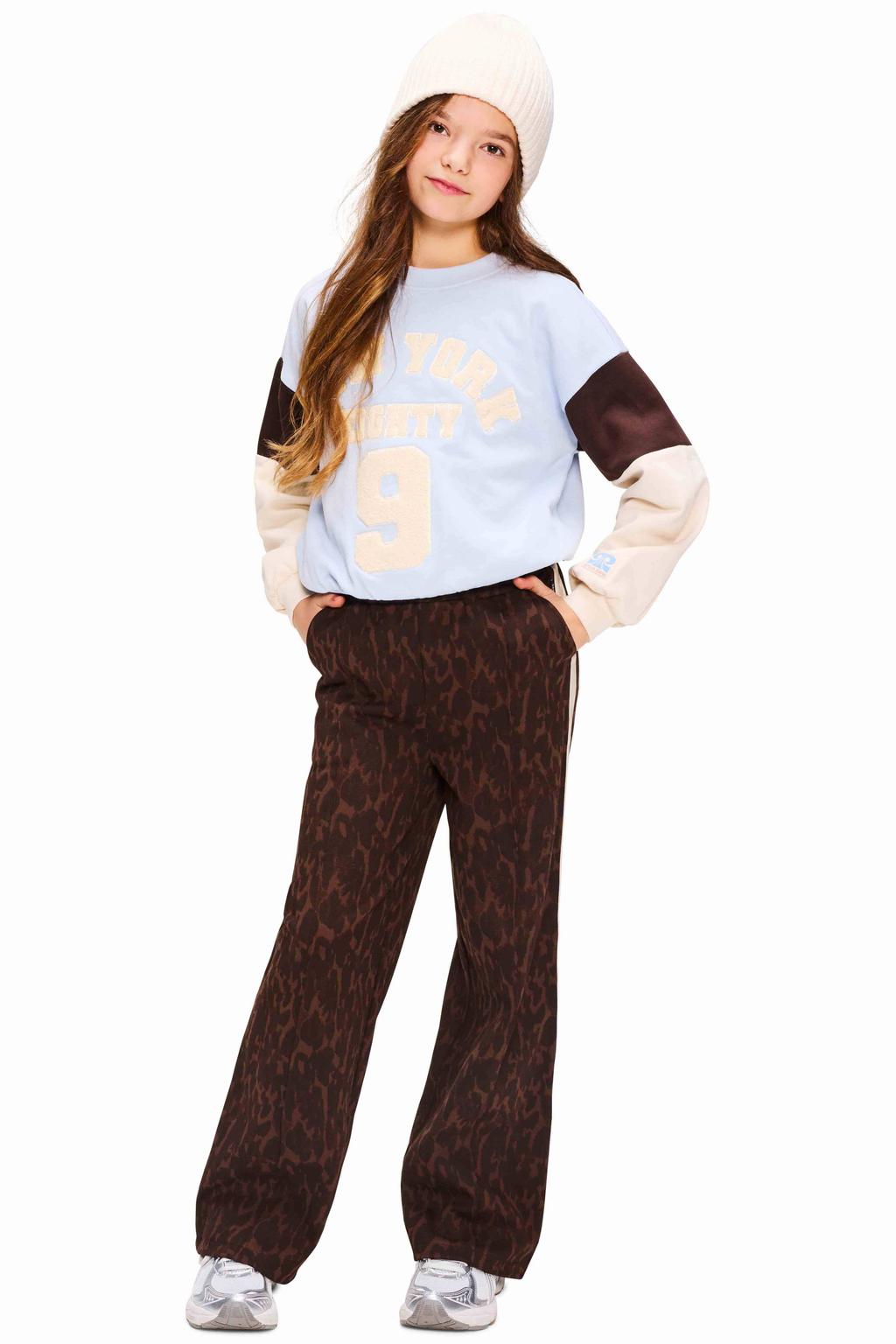 Lichtblauw, bruin en ecru meisjes Retour Jeans oversized sweater met meerkleurige print, lange mouwen, ronde hals en geribde boorden
