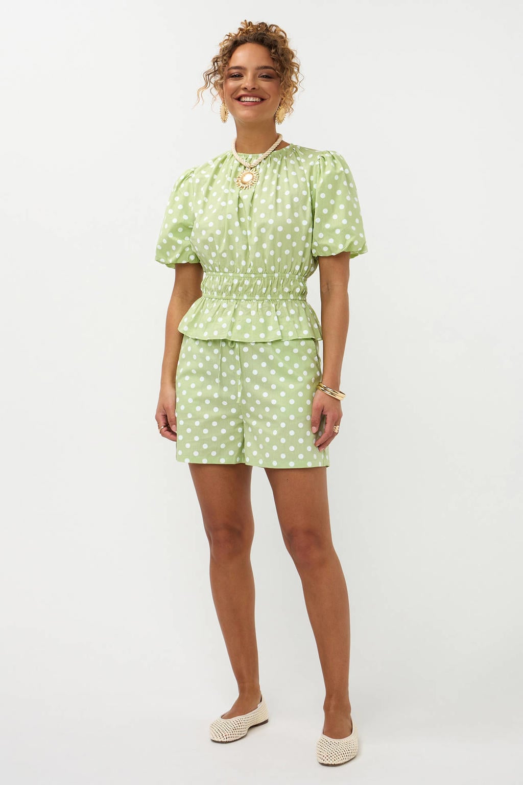 Lichtgroen en witte dames Ydence top met stippenprint, korte mouwen, ronde hals en smockwerk