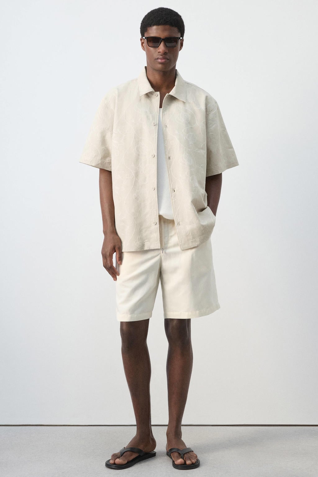 Beige heren Mango Man regular gebloemd casual overhemd van linnen met korte mouwen, klassieke kraag, knoopsluiting en borduursels