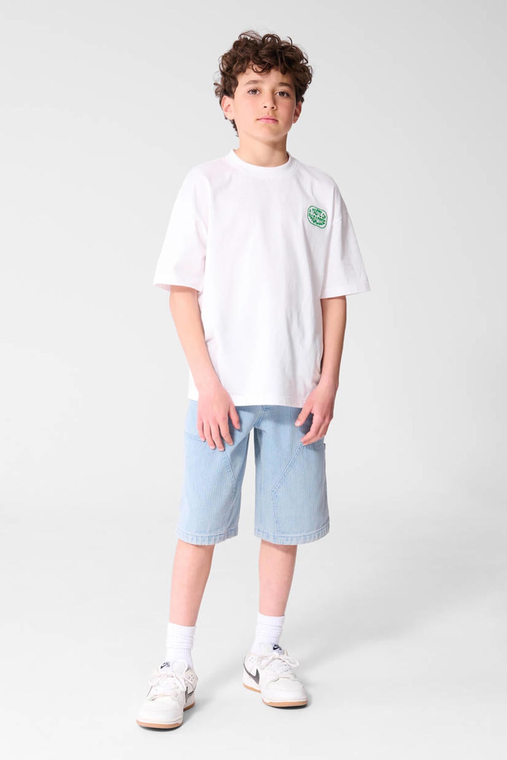 Witte jongens Shoeby T-shirt van stretchkatoen met backprint, korte mouwen, ronde hals en borduursels
