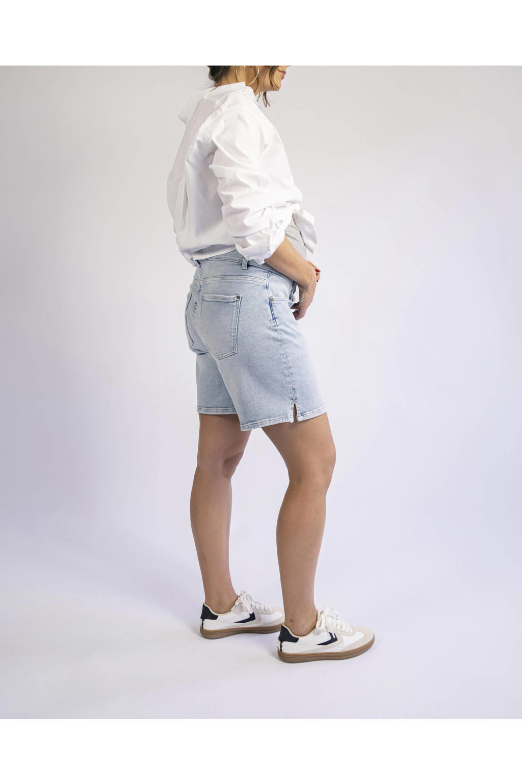 Light blue denim dames LOVE2WAIT regular high waist zwangerschaps short van stretchdenim met knoopsluiting en effen