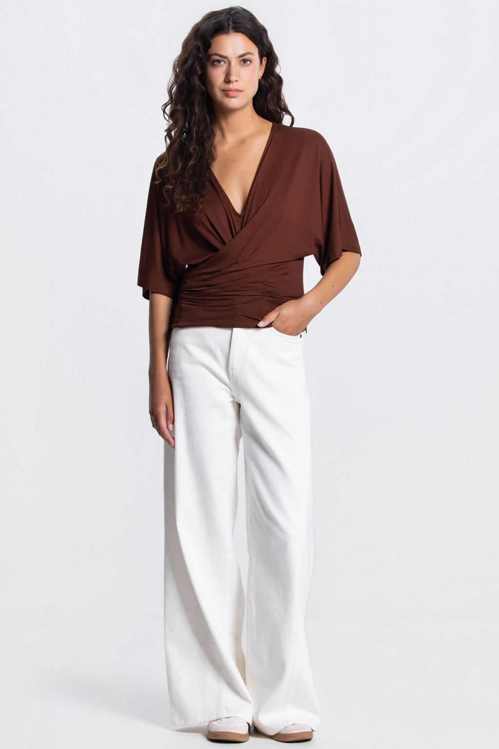 Bruine dames JANSEN Amsterdam top van viscose met effen, korte mouwen, V-hals en omslagdetail