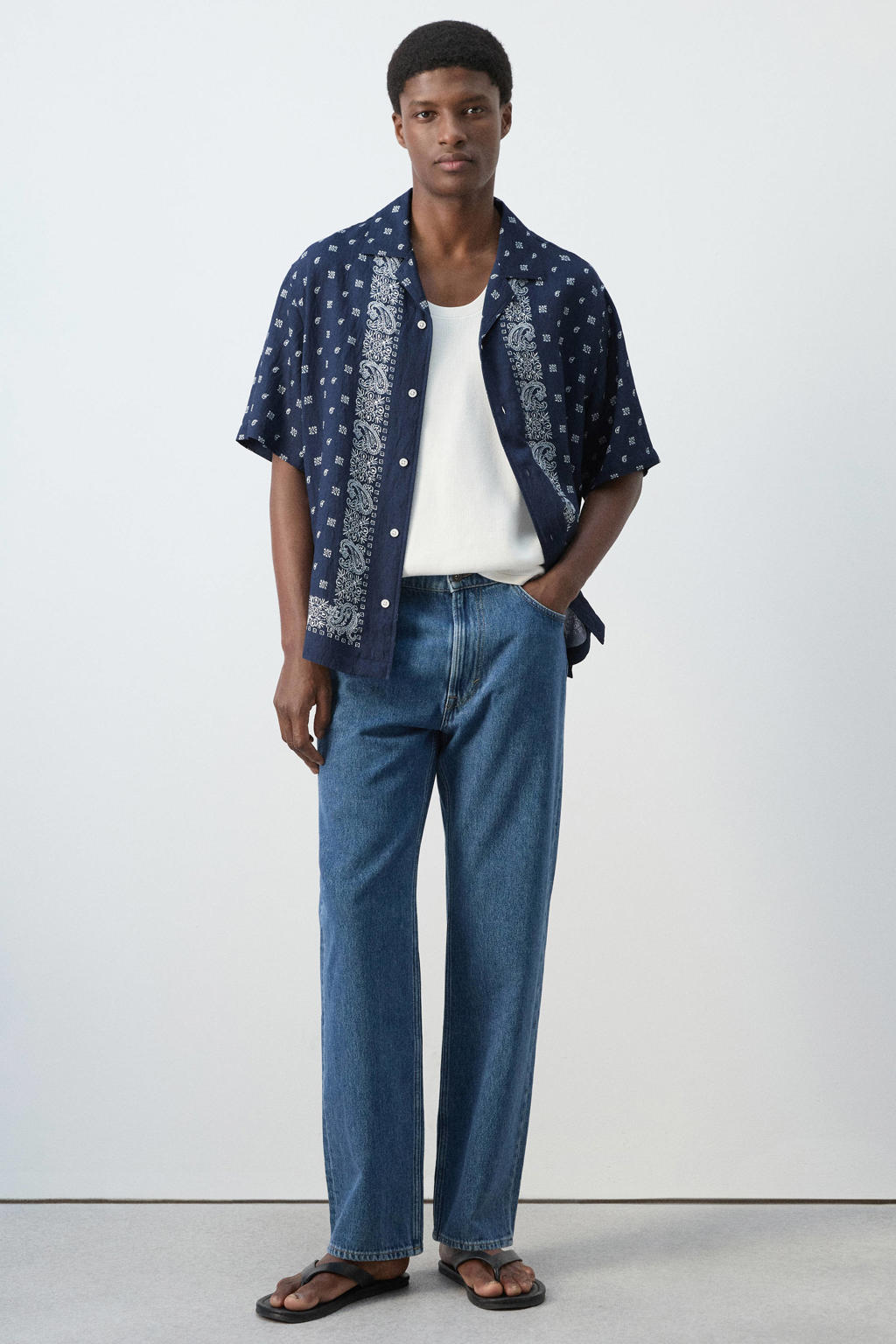 Donkerblauwe heren Mango Man regular casual overhemd van viscose met korte mouwen, reverskraag en knoopsluiting