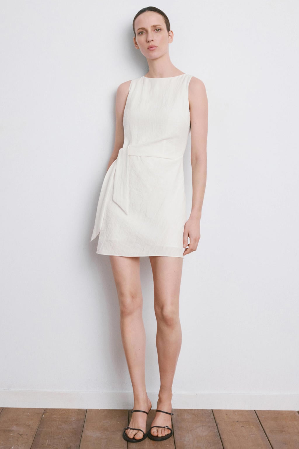 Beige dames Mango zomerjurk van viscose met effen, ronde hals, ritssluiting en knoopdetail