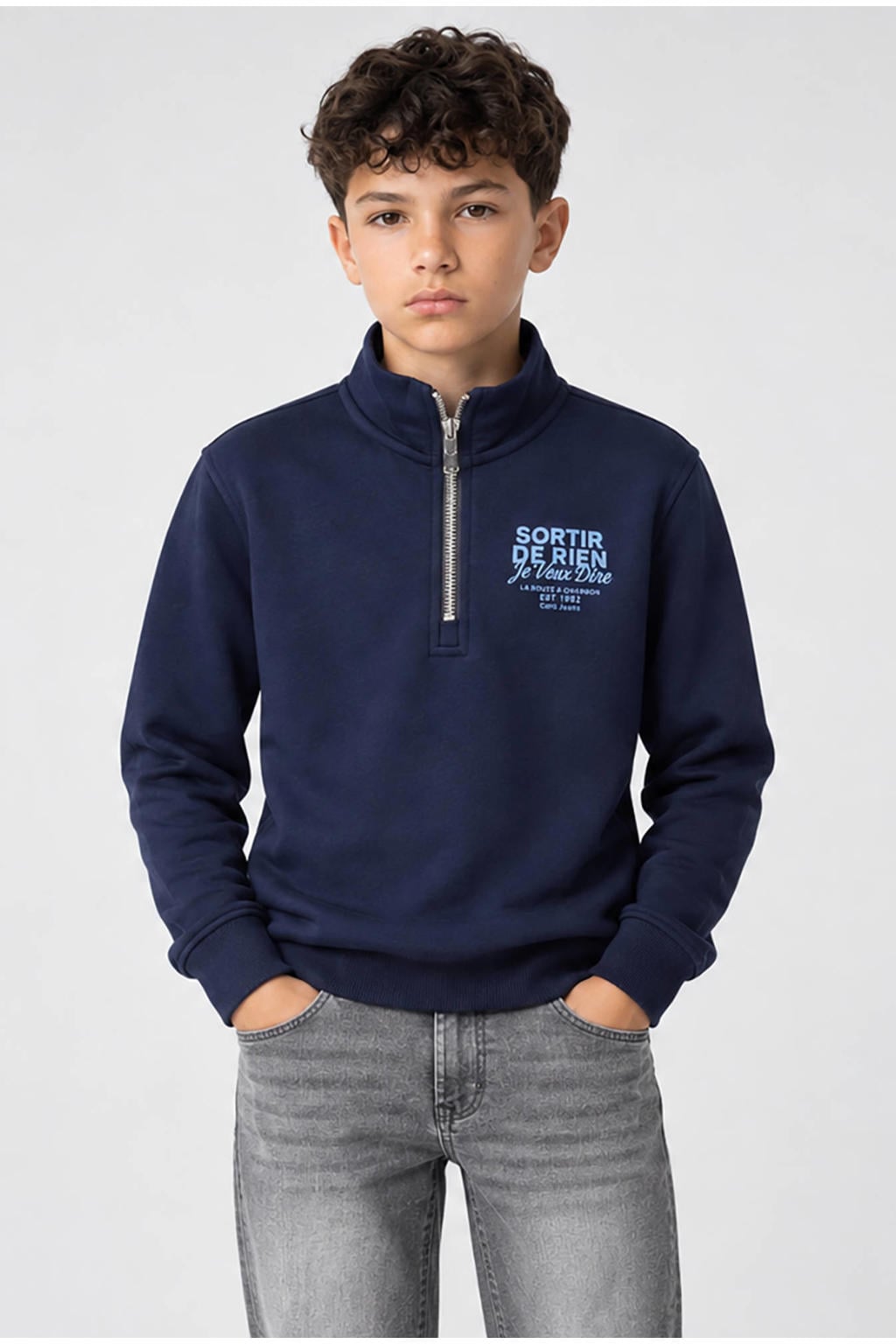 Marineblauw jongens Cars sweater blauw met printopdruk, lange mouwen, opstaande kraag, halve rits en geribde boorden
