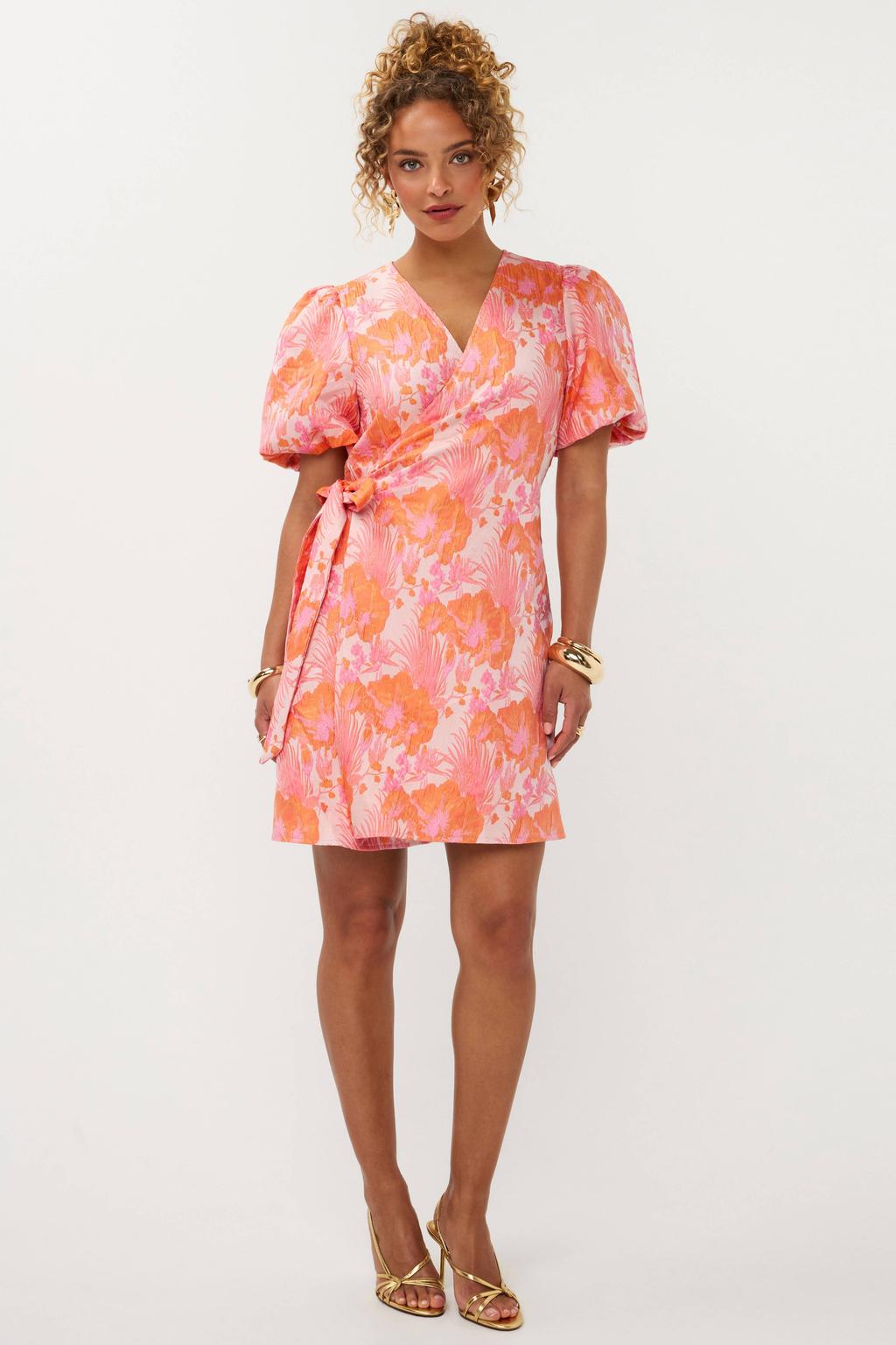 Roze en oranje dames Ydence gebloemde korte zomerjurk detail van polyester met korte mouwen, V-hals en striksluiting