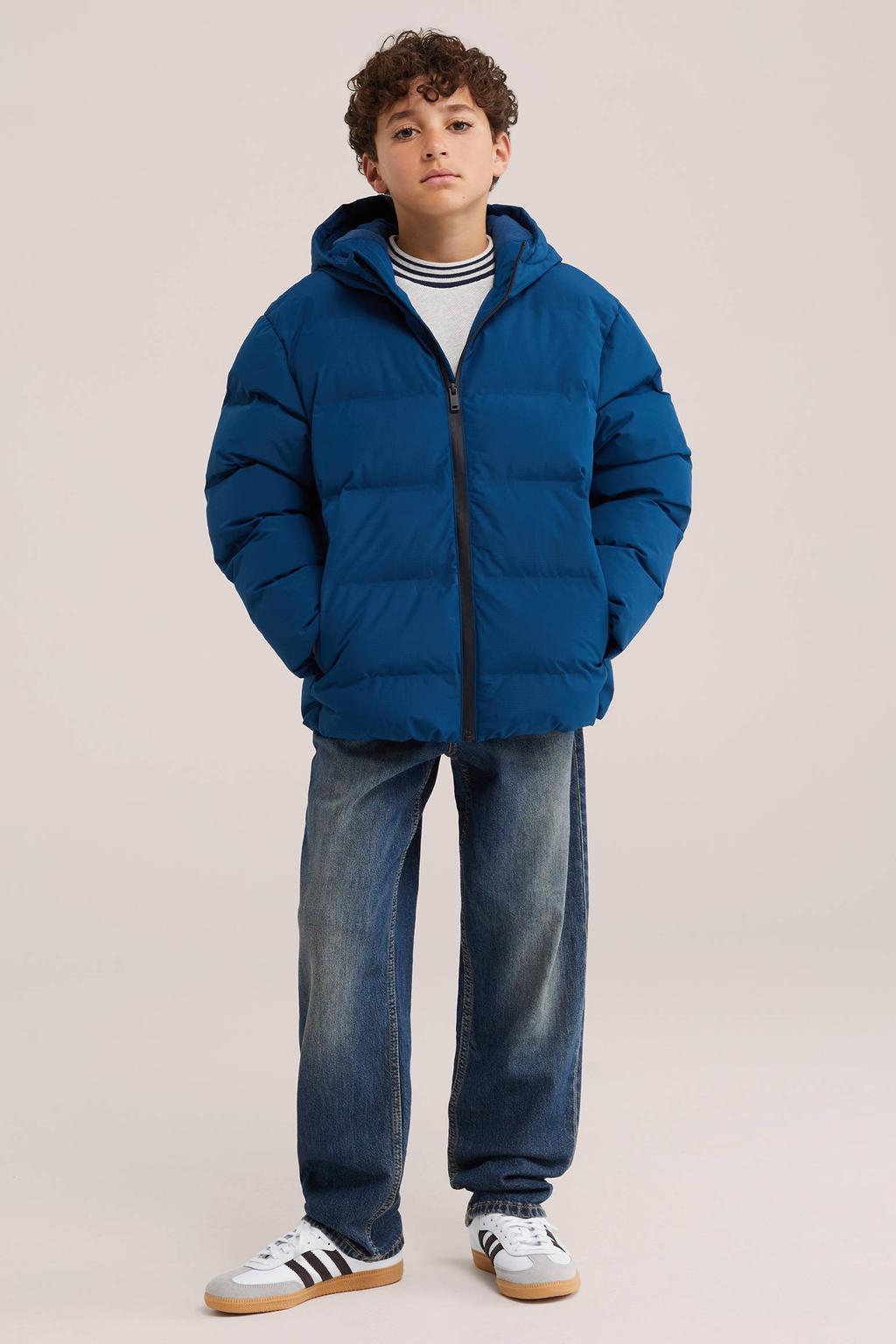 Blauwe jongens WE Fashion gewatteerde winterjas van polyester met effen, lange mouwen, capuchon en ritssluiting