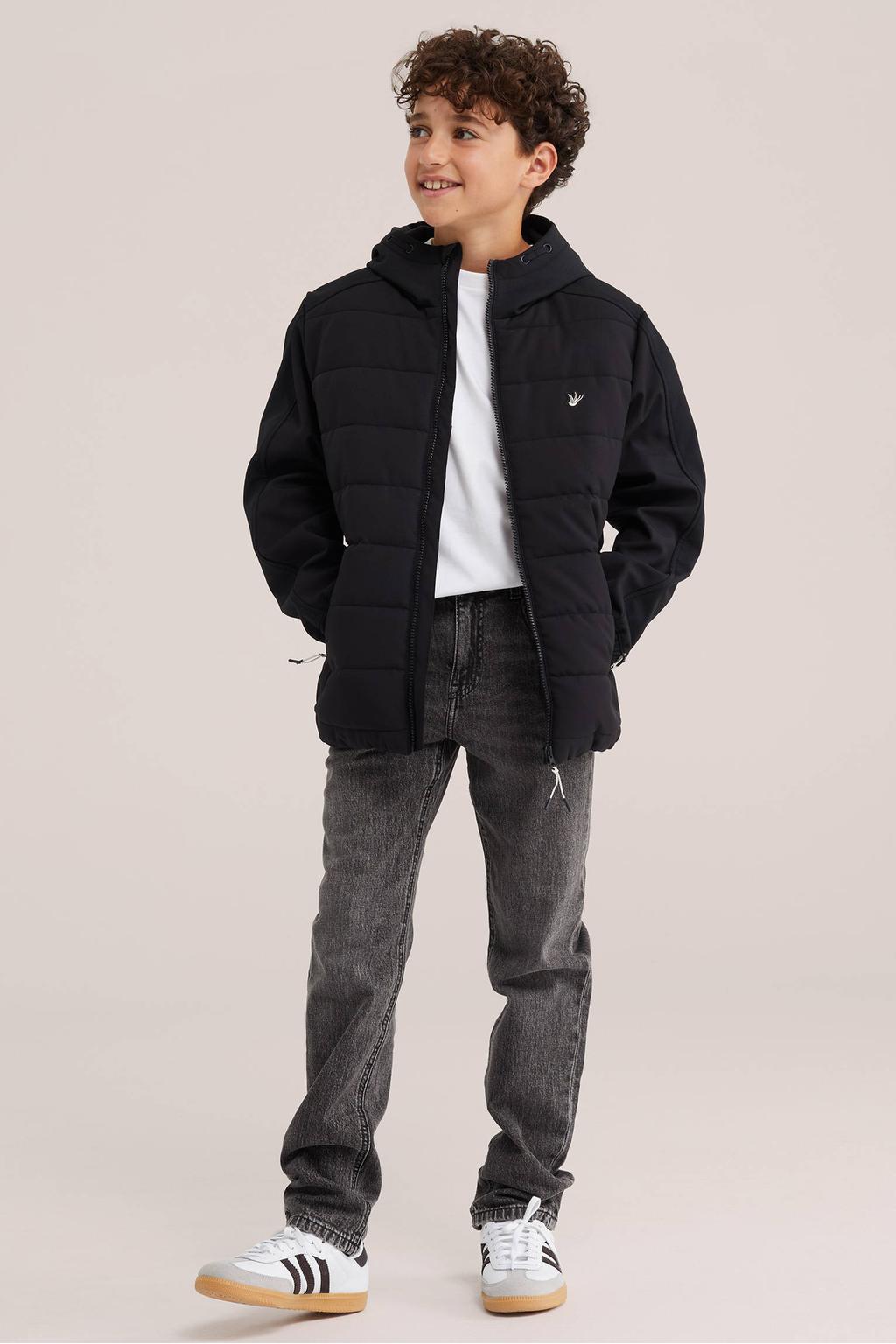 Zwarte jongens WE Fashion softshell tussenjas met effen, lange mouwen, capuchon en ritssluiting