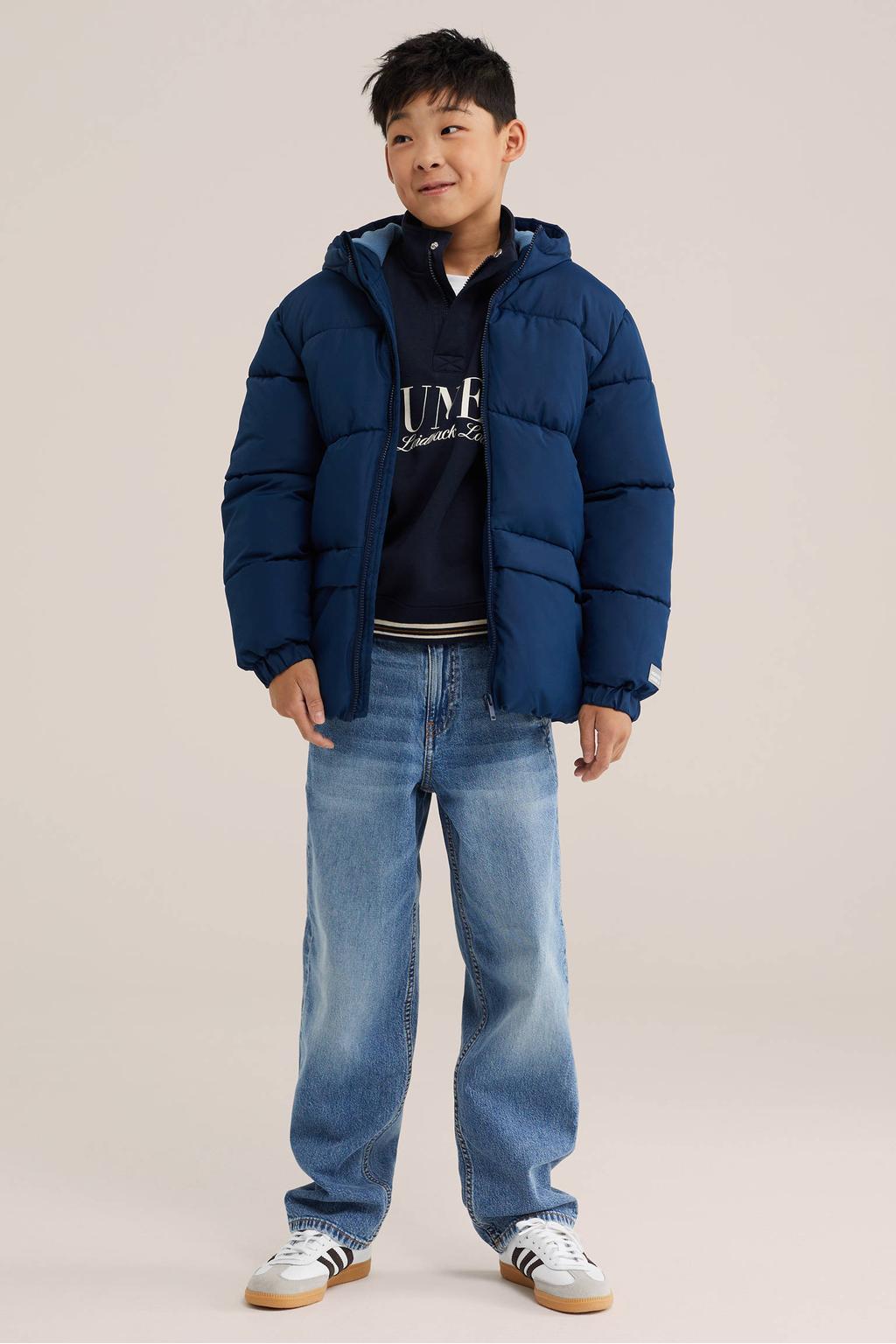 Donkerblauwe jongens WE Fashion winterjas van polyester met effen, lange mouwen, capuchon, ritssluiting en elastische boord