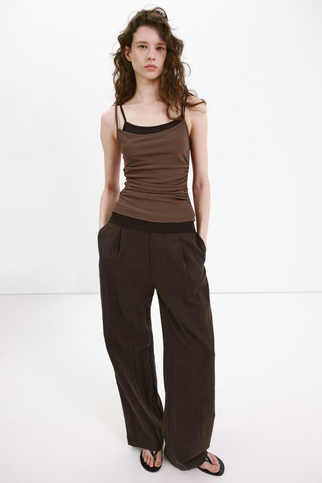 Bruine dames Mango top van polyester met effen, spaghettibandjes, ronde hals en plooien