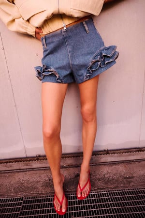 slim fit short met ruches - mediumblauw