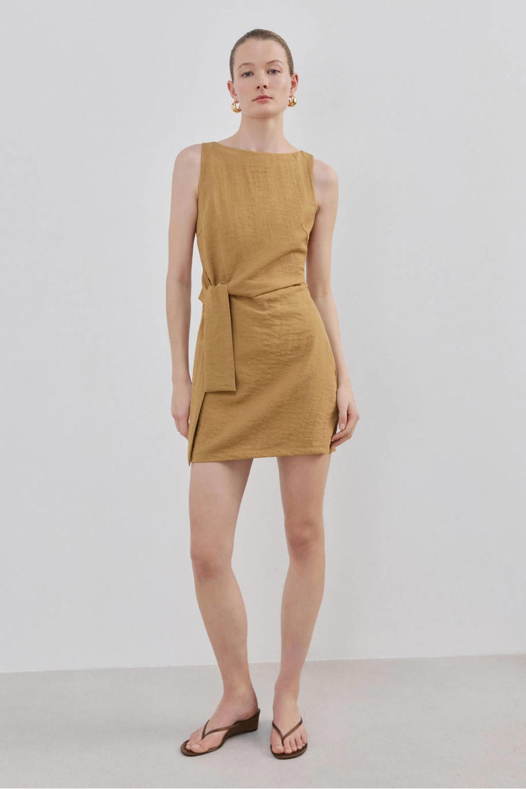 Camelkleurige dames Mango zomerjurk van viscose met effen, ronde hals, ritssluiting en knoopdetail
