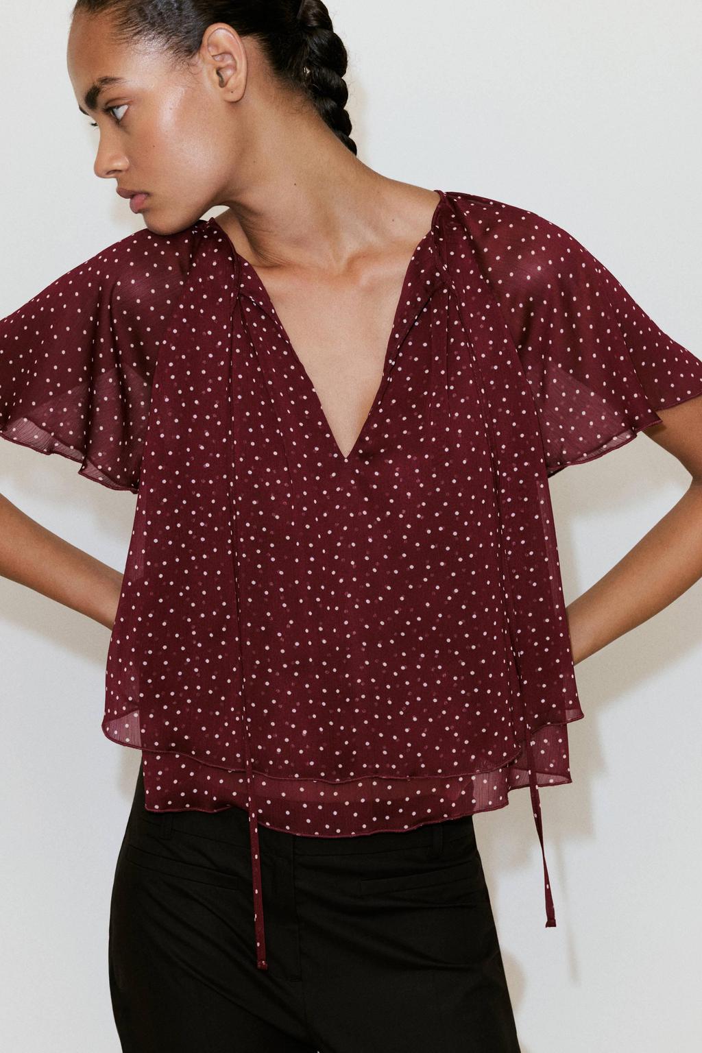 Donkerrood en ecru dames Mango top van polyester met stippenprint, korte mouwen en strikkraag