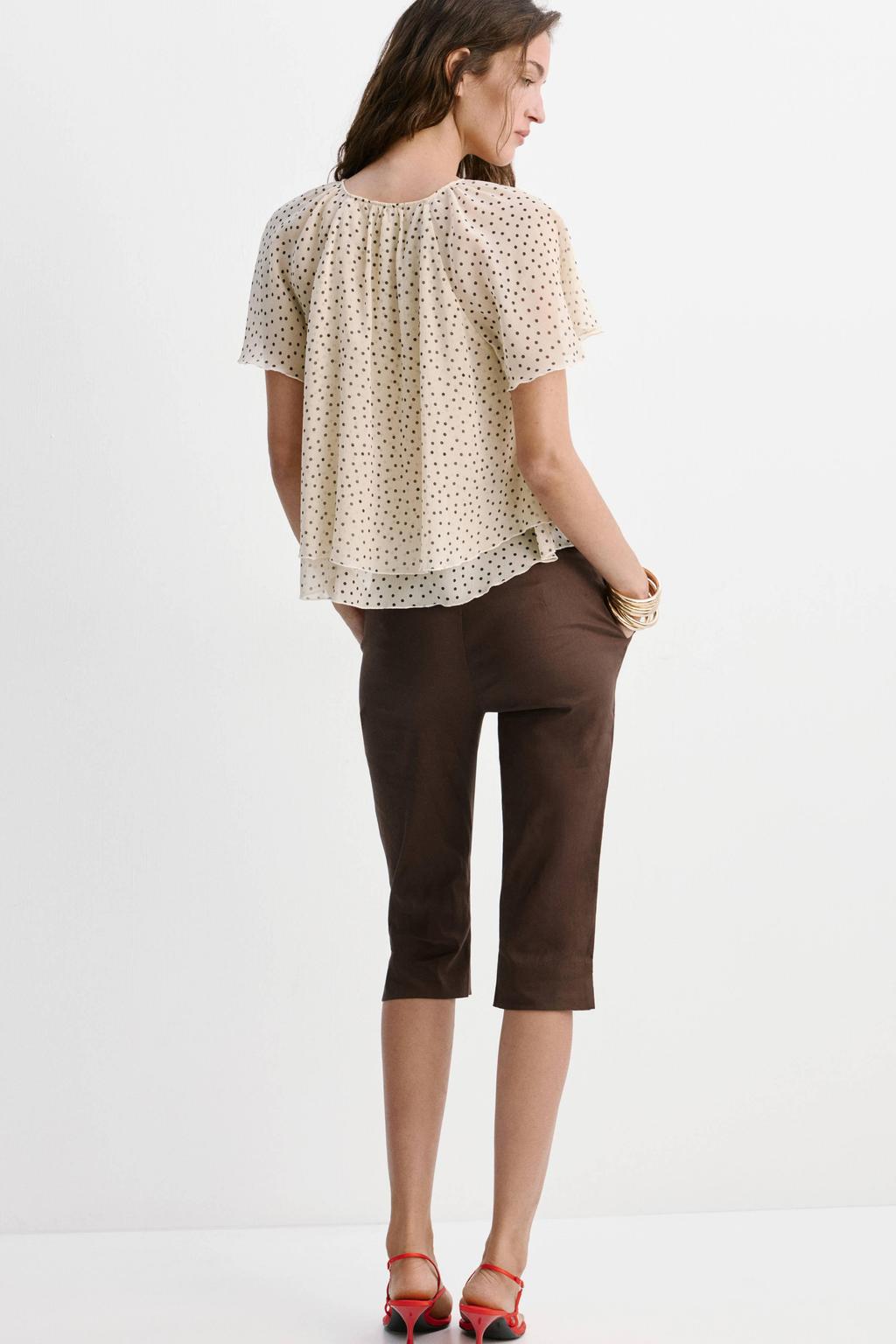 Ecru en zwarte dames Mango top van polyester met stippenprint, korte mouwen en strikkraag