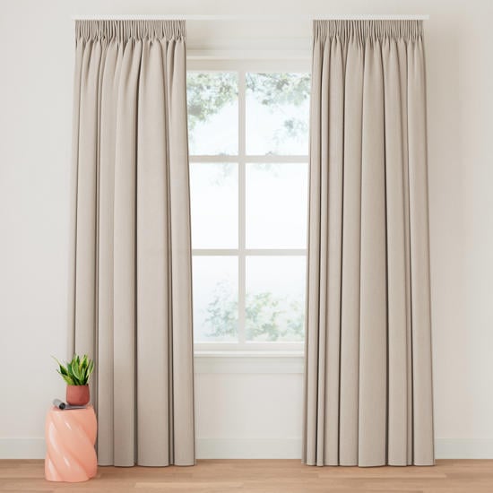 beige lichtdoorlatende gordijnen
