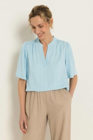 blousetop met schouderdetail - lichtblauw