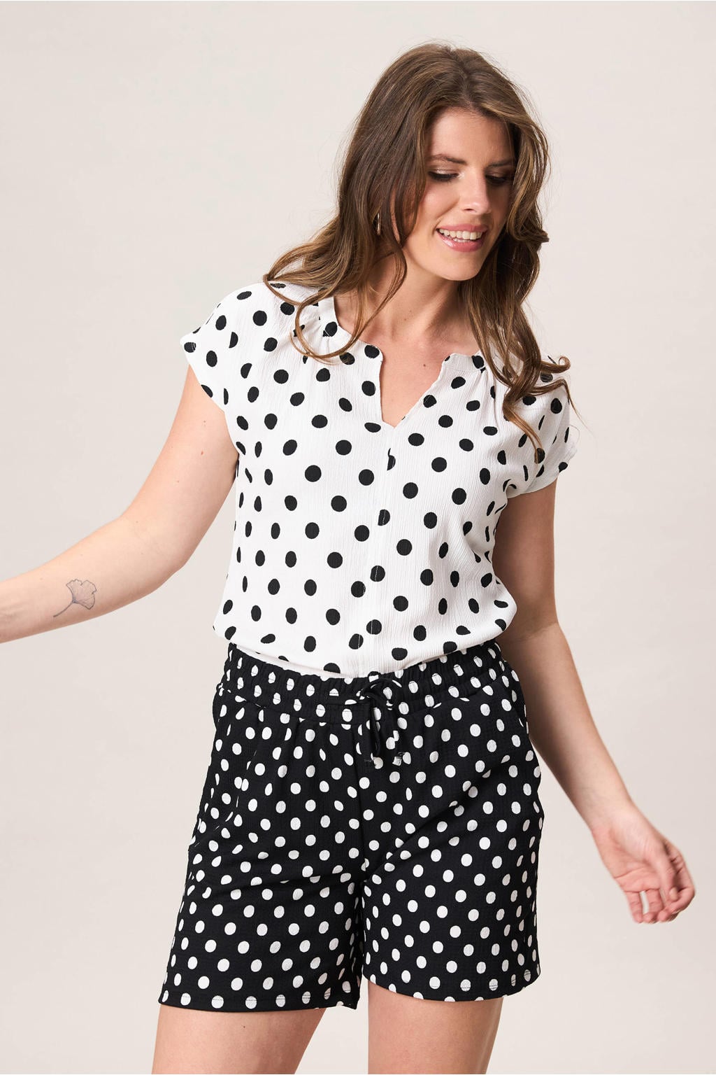 Ecru en zwarte dames Miss Etam blousetop van katoen met stippenprint, korte mouwen en V-hals