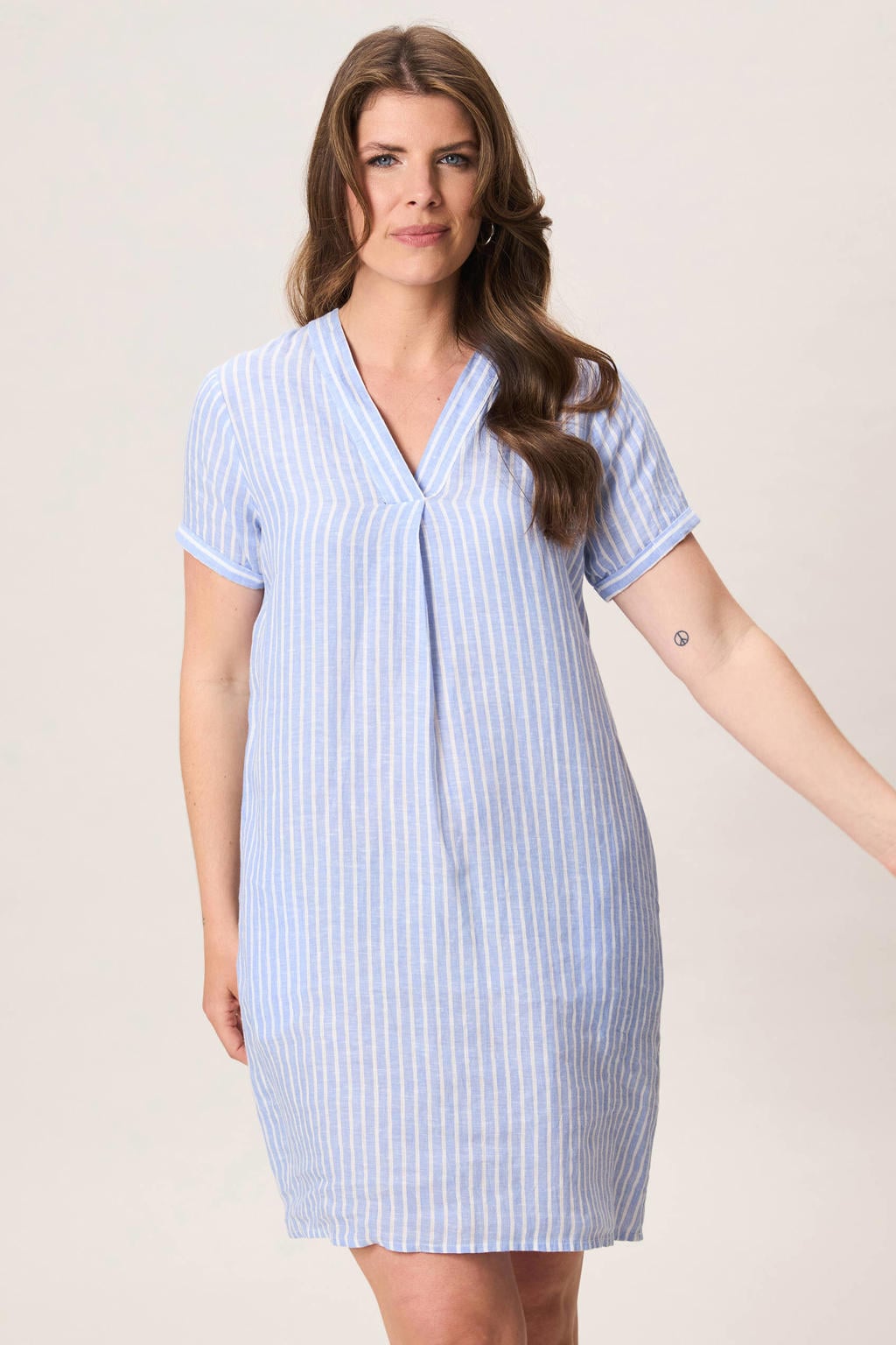 Lichtblauw, blauw en witte dames Miss Etam linnen korte gestreepte jurk met korte mouwen en V-hals