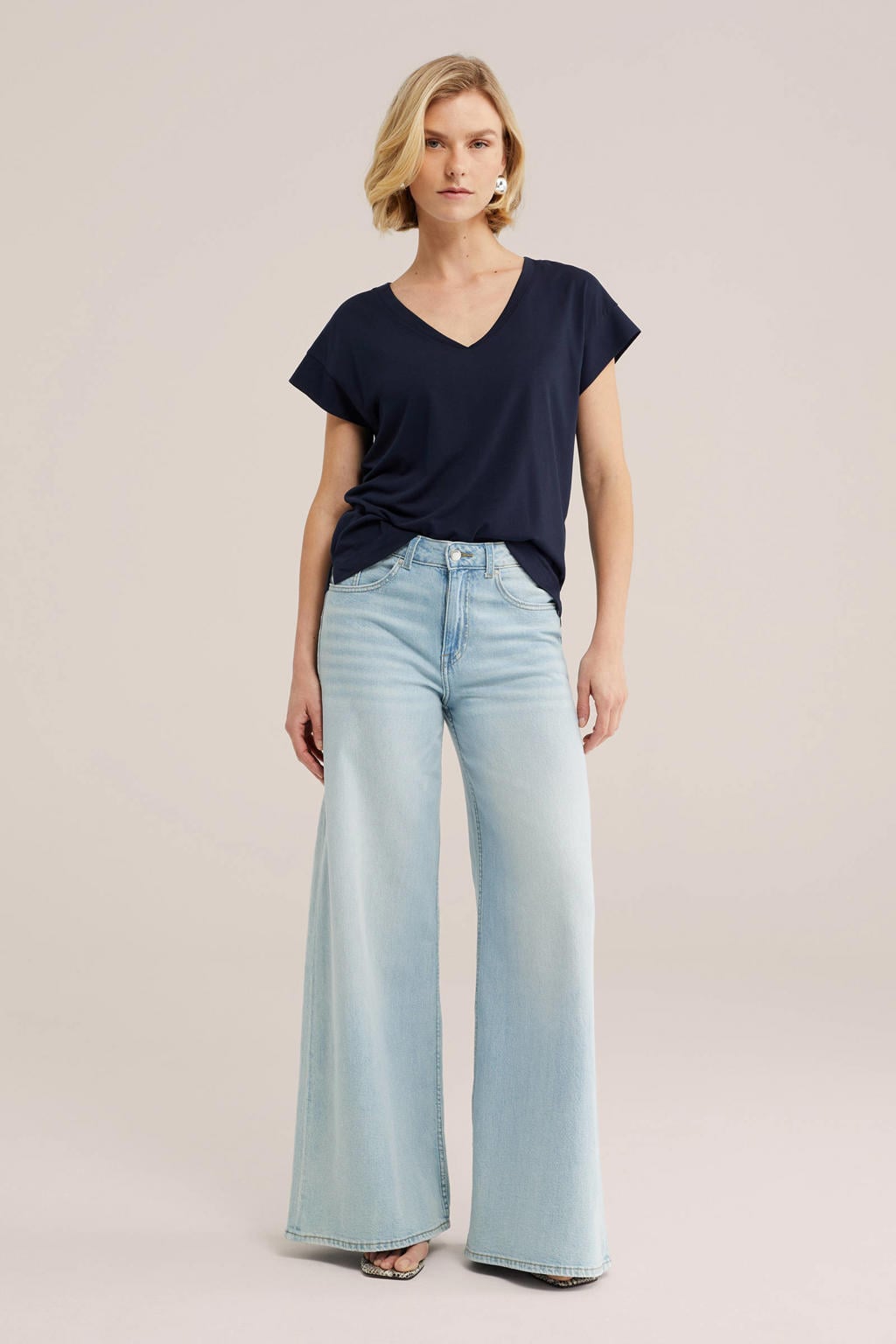 Donkerblauwe dames WE Fashion T-shirt van viscose met effen, korte mouwen en V-hals