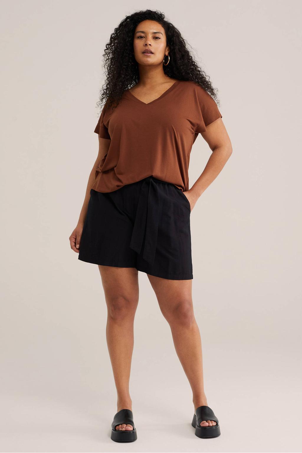 Bruine dames WE Fashion Curve T-shirt van viscose met effen, korte mouwen en V-hals