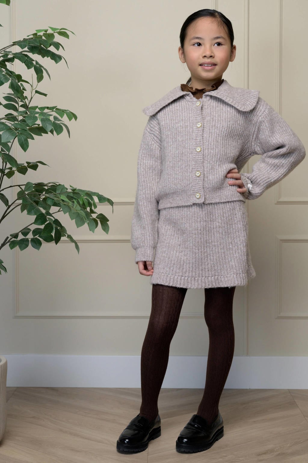 Zandkleurige meisjes Le Chic gebreid vest met lange mouwen, widespread hals en knoopsluiting