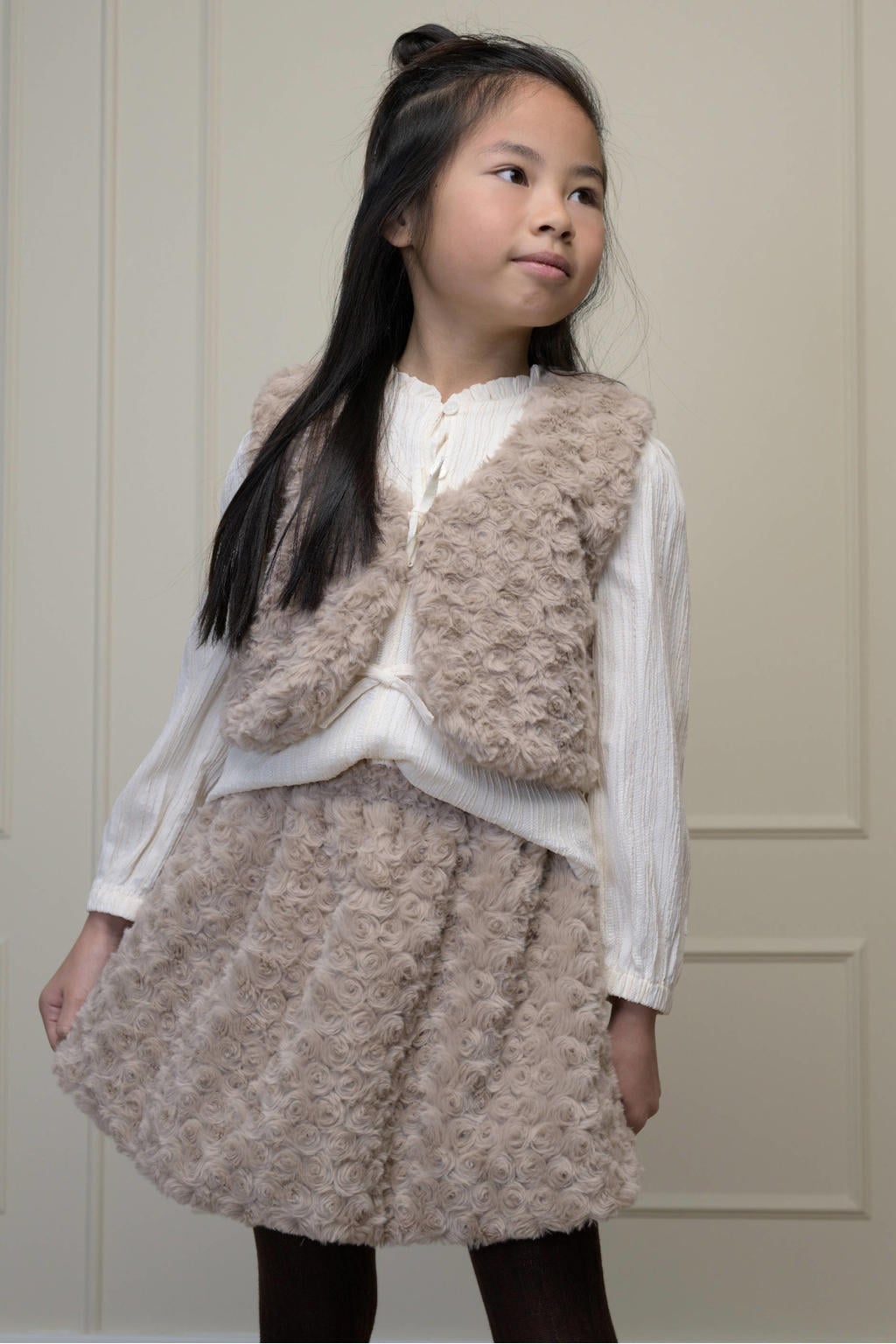 Zandkleurige meisjes Le Chic gilet van imitatiebont met V-hals en striksluiting