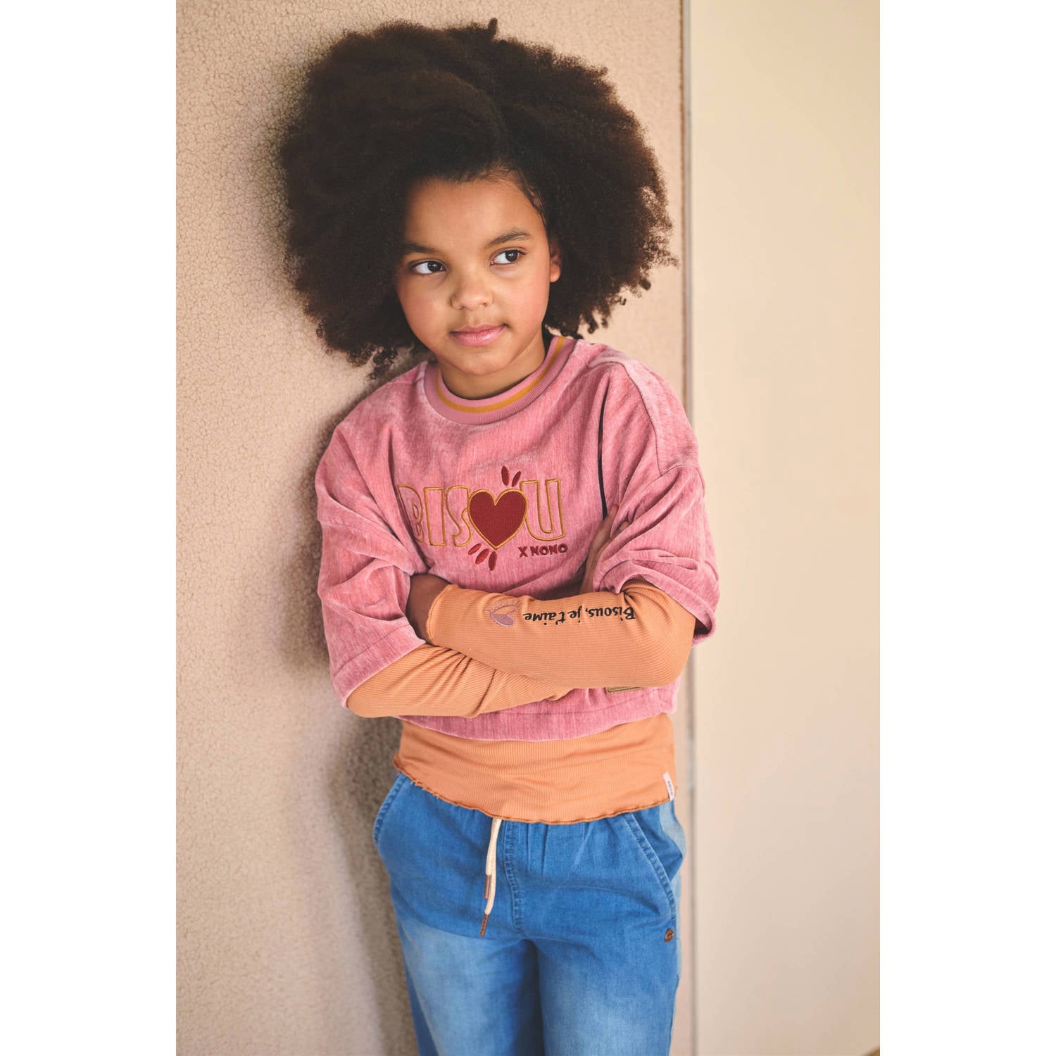 NONO fluwelen cropped top met borduursels en tekst roze