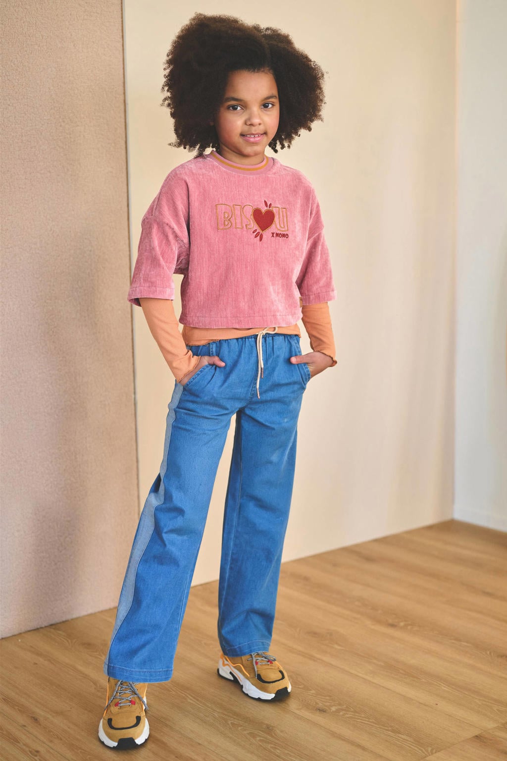 NONO fluwelen cropped top met borduursels en tekst - roze