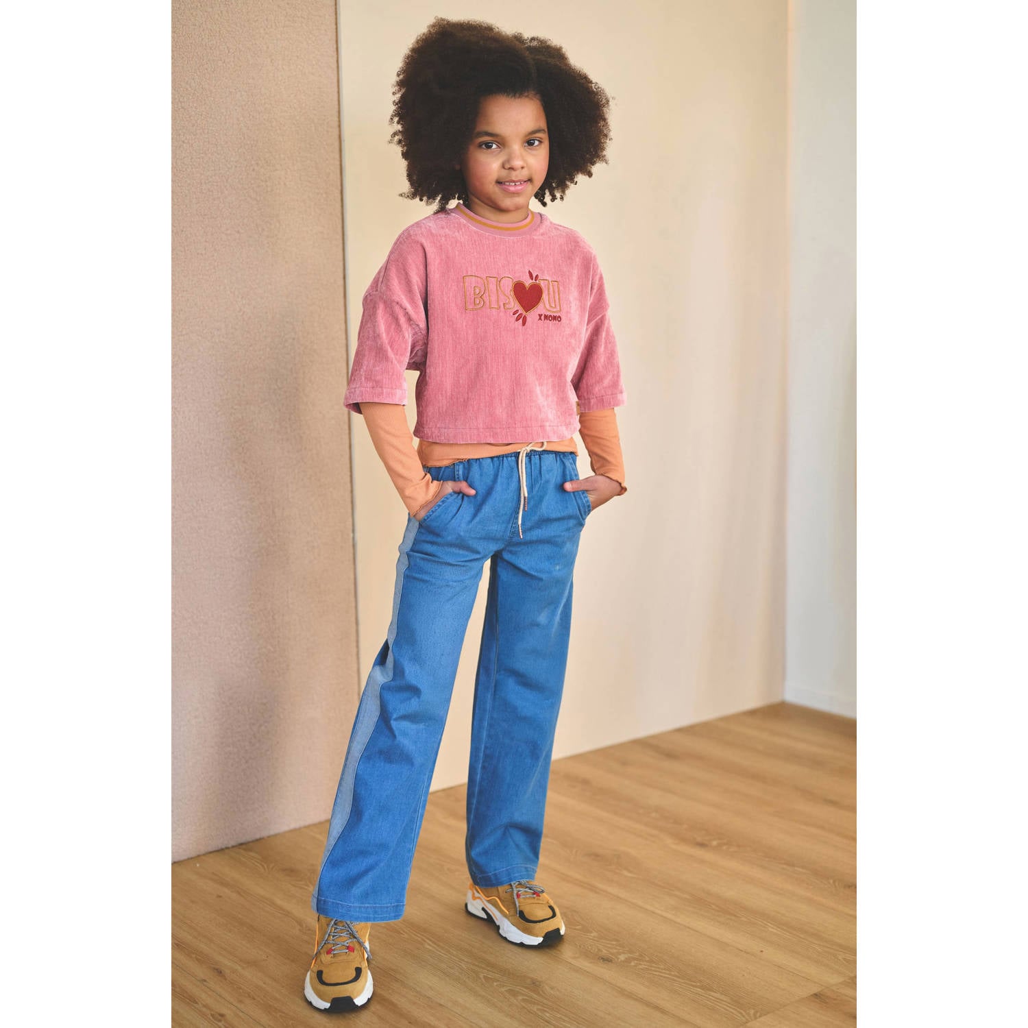 NONO fluwelen cropped top met borduursels en tekst roze