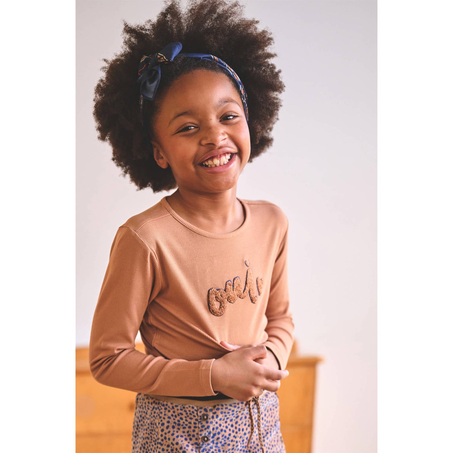 NONO midi jurk met tekst bruin blauw