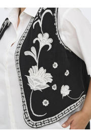 thumbnail: ONLY CARMAKOMA gebloemd gilet Plus Size met borduursels - zwart