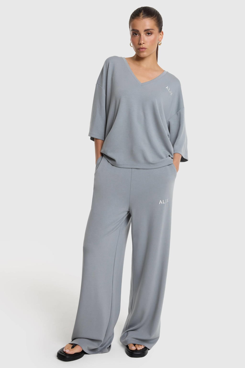 Lichtgrijze dames Alix the Label top van viscose met logo dessin, korte mouwen en V-hals